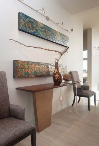 For this home, meant to appeal to a wide variety of residents, Ewan chose a polished yet soft mid-century aesthetic that pairs a touch of rusticity with a contemporary feel.