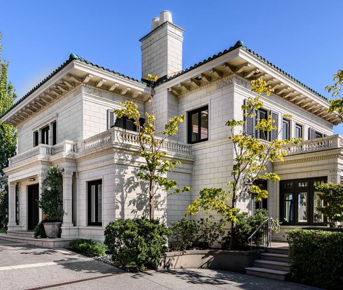 The Gibbs House was built in 1933 and is now a Seattle landmark. Blair and Eric Sprunk bought it in 2020 and commenced an interior remodel with Conard Romano Architects, contractor Schultz Miller and Ronda Divers Interiors.