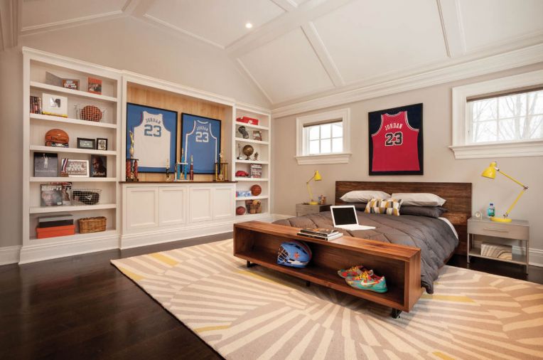 In the son’s room, a low-slung, roughhewn bed crowned with basketball memorabilia echoes a wall of built-in shelves.