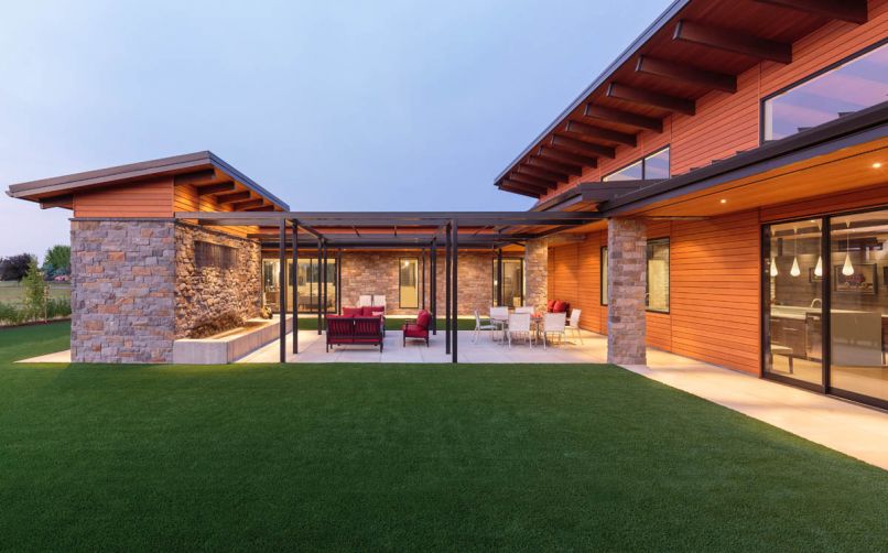 Reverse pitched roofs found above the main entry and the U shaped courtyard’s storage building echo Eichler designs.