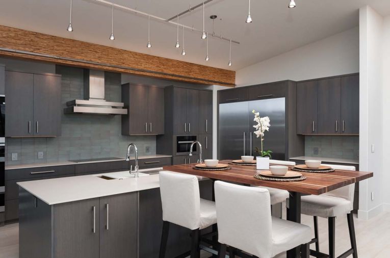 In the kitchen, Ewan oriented the butchers block dining bar perpendicular to the main island so that every diner would be able to enjoy expansive views. A beam made from parallel strand lumber was treated with clear lacquer and left exposed as a textural element.
