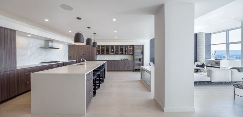 “Anytime you are dealing with an open plan,” says interior designer Kricken Yaker, “it’s tricky to design.” She balanced the masculine elements, with textures that softened the space. Steelhead Architecture’s L-Shape kitchen design enhances the flow.