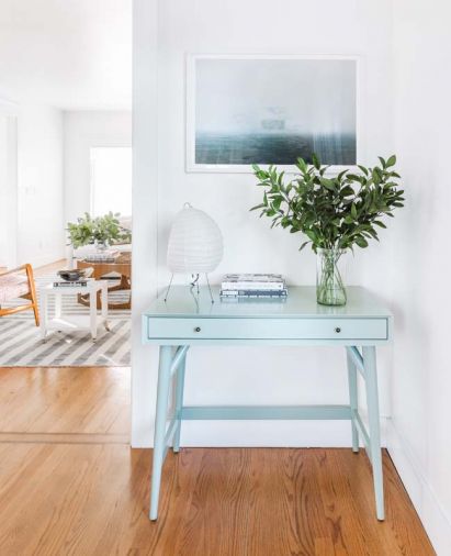 Heidi created a “color nook” in the dining room to bring a focal point into the space. She says blue often reads as neutral, making it a particularly versatile color. As part of the remodel, the homeowners also had the exterior of the home repainted from brown to slate blue.