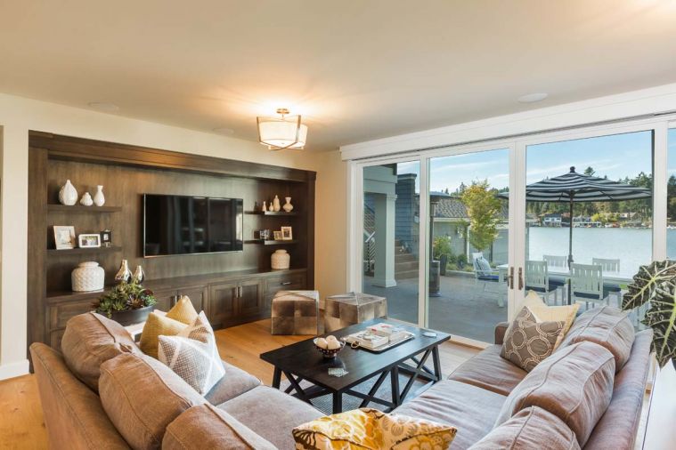 A Bedford Brown sectional and black lacquered wood coffee table add to the room’s coziness.