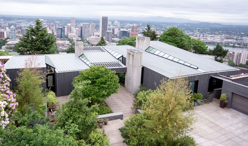 The residence consists of five separate blocks, all sitting at a slight angle to one another. The southern tip of two such angles meets to form a sliver of light between the two pavilions, captured via pyramid-shaped skylights.
Photography © Jeremy Bittermann