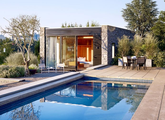 The guest cottage, with roof garden and floor-to-ceiling lift and slide doors, enjoys views of the pool, city and mountains.
Photography © Jeremy Bittermann