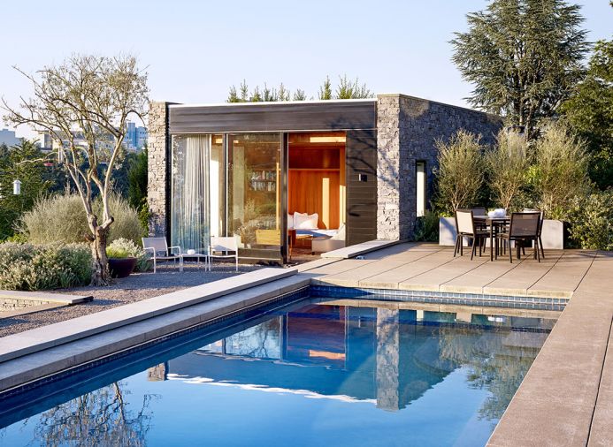 The guest cottage, with roof garden and floor-to-ceiling lift and slide doors, enjoys views of the pool, city and mountains.
Photography © Jeremy Bittermann