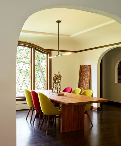 A new arched opening replaced the efficiency dining room door. Christopher Boots’ Simple Negative pendant light illuminates Solo chairs by Neri & Hu for De La Espada.