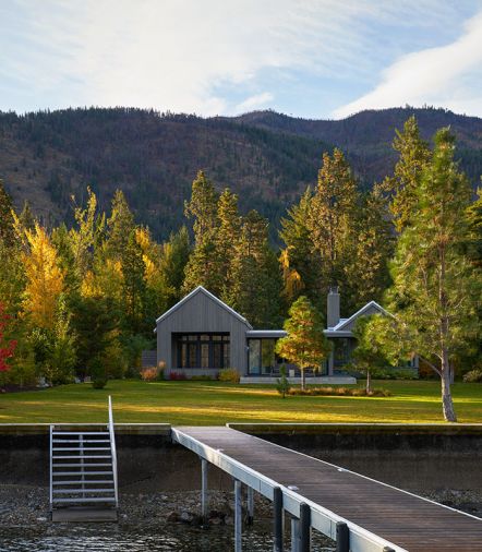 Viewed from the dock, the Hoedemaker and Jimenez house design pays homage to the family’s 1928 cabin, while boldly stating its modern architectural approach with a flat-roofed great room flanked by a pair of vernacular style buildings.