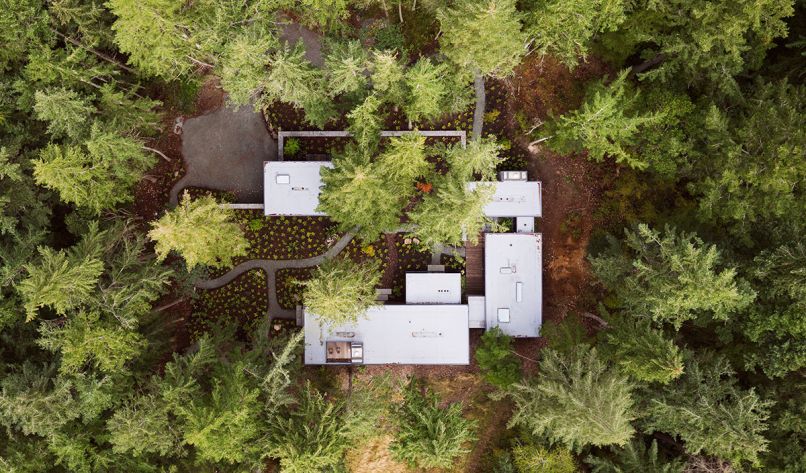 An aerial view shows how the house is organized around the courtyard, which is a “visual and physical link” between the different areas of the house, say the architects.