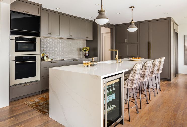 Dark cabinets don’t necessarily mean that your kitchen will be dark. Glossa customized the warm grey color – a hard-wearing conversion varnish by Morgan’s Fine Finishes. “With the lighter countertop and statement backsplash (“Akira” by Sonoma Tilemakers), the kitchen doesn’t feel too heavy. That’s the trick – where to bring in the light,” says Glossa.