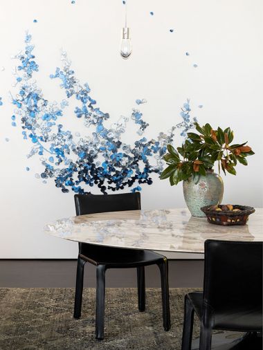 The three-dimensional ceramic artwork in the dining room is by Katy Stone.