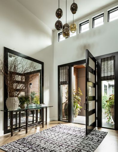 In the entry, Knowles added a console table by McGuire and rug from Driscoll Robbins to join the existing custom light fixture.