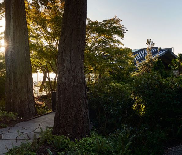 Entry tree portal features pavers sliced from local granite boulders. Large sculptural boulder at path bend helps direct visitors toward entry. Photography © Kevin Scott