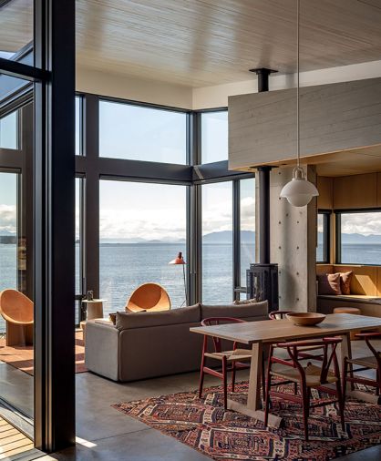 In the dining room, Knudsen surrounded a Trestle Table from Blackcreek Mountain Mercantile & Trading Co. with red ch24 Wishbone chair by Hans Wegner from Hive Modern. An Allied Maker pendant is suspended overhead, and a vintage Turkish rug underfoot.