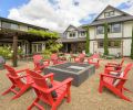 Share stories in the courtyard at The Setting Inn. Photography © Bob McClenahan.