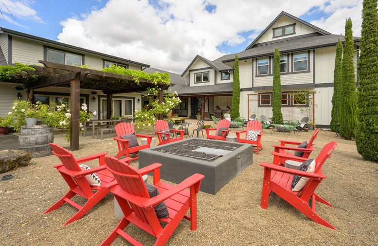 Share stories in the courtyard at The Setting Inn. Photography © Bob McClenahan.