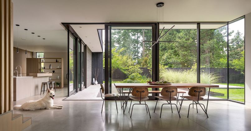 The Yo-Ju Courtyard House is designed by Wittman Estes and built by DME Construction. It opens to a rear courtyard, which fosters privacy and a place for the owners’ three children to play. Expansive glass doors by Quantum line two walls, so as to merge the interior and exterior, and create partial views through the main floor. In the dining room, a Dylan Dining Table from CB2 is lit by a Stix LED Pendant Light by Sonneman Lighting.