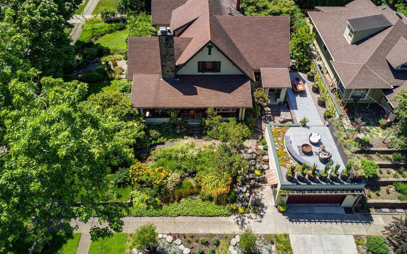 Modular Paving Systems installed a pedestal paving system for both the dining terrace and upper lounge level utilizing Belgard “Pierre Bleue Sablee.” Stone from local quarries and repurposed from other projects include basalt cobblestones and columnar bronze basalt accent stones.