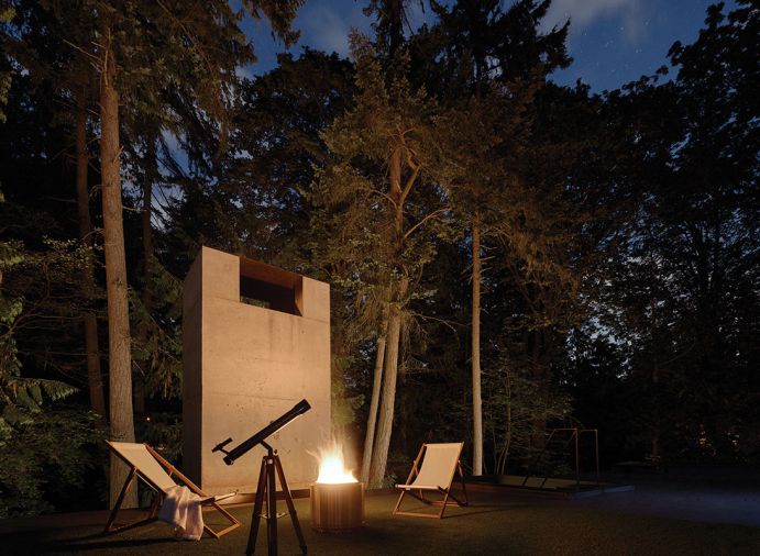 The flat roof offers space for a lounge and an elevated garden.