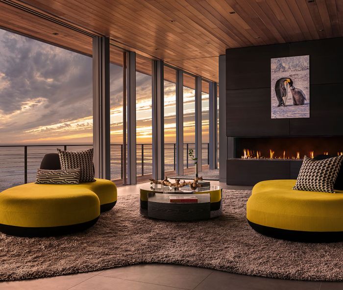 The color of the Roche Bobois Bombom sofas echo the setting sun. Blackened steel fireplace surround, and Feeney CableRail by MW Design Workshop. DaVinci gas fireplace from Lisac’s Fireplaces & Stoves. DOMOV I.D. furnished Museum coffee table by Decca Home, Ascend rug and Margo Selby pillows.
Photo by Justin Krug