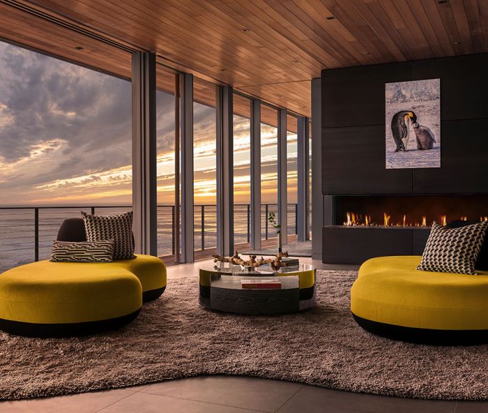 The color of the Roche Bobois Bombom sofas echo the setting sun. Blackened steel fireplace surround, and Feeney CableRail by MW Design Workshop. DaVinci gas fireplace from Lisac’s Fireplaces & Stoves. DOMOV I.D. furnished Museum coffee table by Decca Home, Ascend rug and Margo Selby pillows.
Photo by Justin Krug