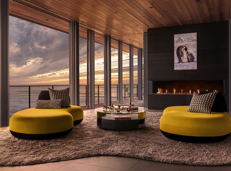 The color of the Roche Bobois Bombom sofas echo the setting sun. Blackened steel fireplace surround, and Feeney CableRail by MW Design Workshop. DaVinci gas fireplace from Lisac’s Fireplaces & Stoves. DOMOV I.D. furnished Museum coffee table by Decca Home, Ascend rug and Margo Selby pillows.
Photo by Justin Krug