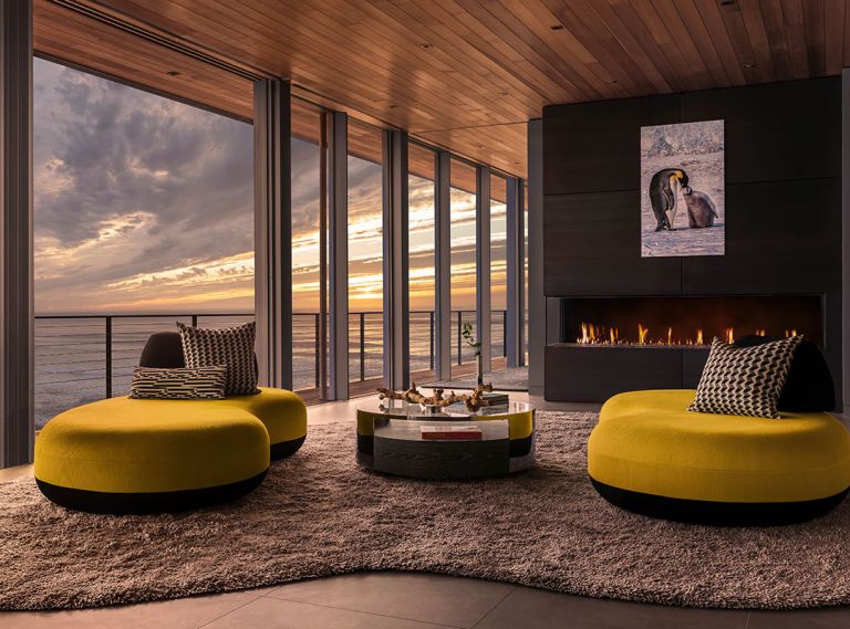 The color of the Roche Bobois Bombom sofas echo the setting sun. Blackened steel fireplace surround, and Feeney CableRail by MW Design Workshop. DaVinci gas fireplace from Lisac’s Fireplaces & Stoves. DOMOV I.D. furnished Museum coffee table by Decca Home, Ascend rug and Margo Selby pillows.
Photo by Justin Krug