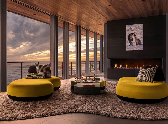 The color of the Roche Bobois Bombom sofas echo the setting sun. Blackened steel fireplace surround, and Feeney CableRail by MW Design Workshop. DaVinci gas fireplace from Lisac’s Fireplaces & Stoves. DOMOV I.D. furnished Museum coffee table by Decca Home, Ascend rug and Margo Selby pillows.
Photo by Justin Krug