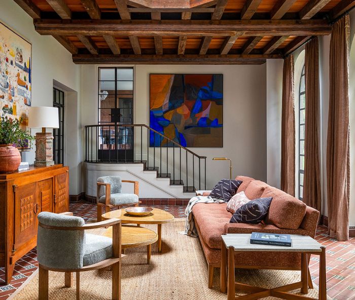 Homeowners’ Gaylen Hansen artwork. Lucca Antiques lamp adorns Charles Dudouyt credenza. Hoedemaker Pfeiffer sourced Margaret Tomkins art from Housewright Gallery. Ralph Pucci India Mahdavi tables echo Home House Coop chairs. Turabi Rug Gallery sisal atop 1995 terracotta tile flooring.