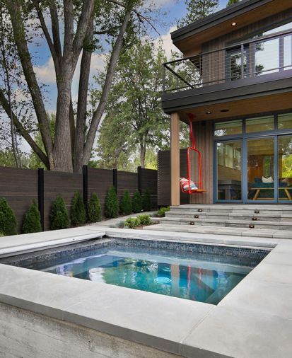 A custom hot tub by Specialized Pool Services was designed so “you can stand up and face the river and still be mostly underwater,” says Smuland.