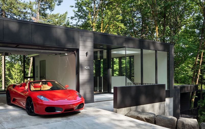 The top floor has road access, so the architects placed the garage and driveway there, bookended by a gym on one side, and an entry “observatory” on the other, where the residents greet guests.