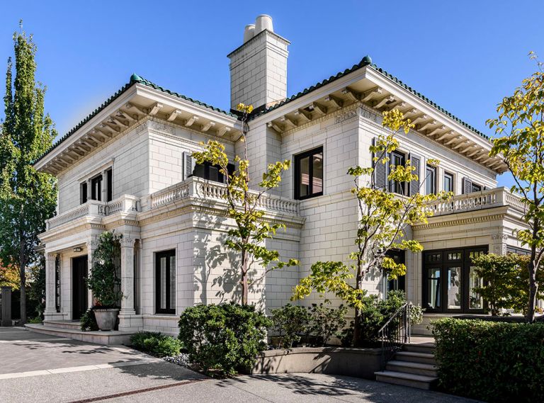 The Gibbs House was built in 1933 and is now a Seattle landmark. Blair and Eric Sprunk bought it in 2020 and commenced an interior remodel with Conard Romano Architects, contractor Schultz Miller and Ronda Divers Interiors.