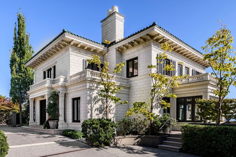 The Gibbs House was built in 1933 and is now a Seattle landmark. Blair and Eric Sprunk bought it in 2020 and commenced an interior remodel with Conard Romano Architects, contractor Schultz Miller and Ronda Divers Interiors.
