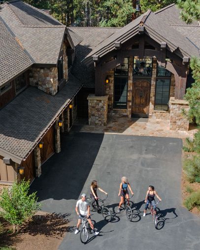 Sable Rock Manor is a Sunriver standout for large groups, with 6 bedrooms and full entertaining amenities including a 12-person hot tub.