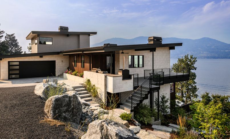 The crow’s nest library offers expansive views of Lake Chelan, with windows and doors throughout sourced from North Cascades Builders Supply. Exterior materials also include cedar and Hardie siding