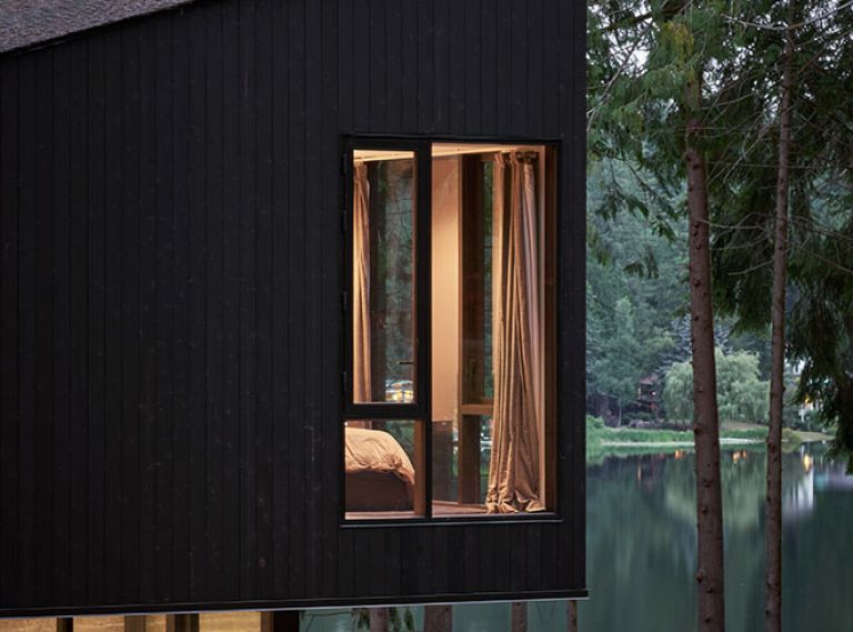 Mornings are even better thanks to the couple’s elegantly placed primary suite in the trees. The shou sugi ban siding evokes an immediate alignment with its site, while the roofs were aligned and sloped for solar-powered Tesla roof tiles.