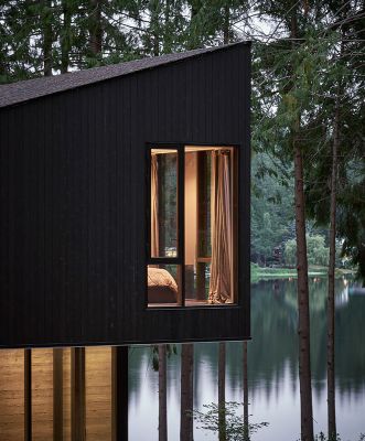 Mornings are even better thanks to the couple’s elegantly placed primary suite in the trees. The shou sugi ban siding evokes an immediate alignment with its site, while the roofs were aligned and sloped for solar-powered Tesla roof tiles.