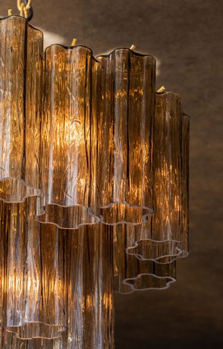 Leonard hung a glossy Murano amber glass chandelier from Sogni di Cristallo in the bar, a centerpiece of the room.