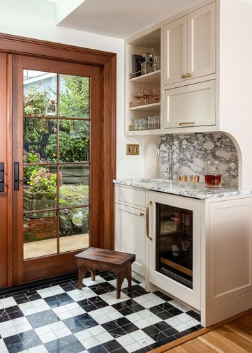 While the rest of the kitchen flooring is white oak, the team laid a checkered marble pattern of Nero Marquina and Oriental White marble from Bedrosians Tile & Stone to create visual separation and added timelessness.
