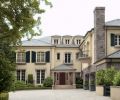 The Geary home greets visitors with understated French chateau details, like the arching of the windows and the delicate tracery of the dark green ironwork. These curves and materials are repeated throughout the garden – this isn’t a garden for just anyone, it goes only with this house.