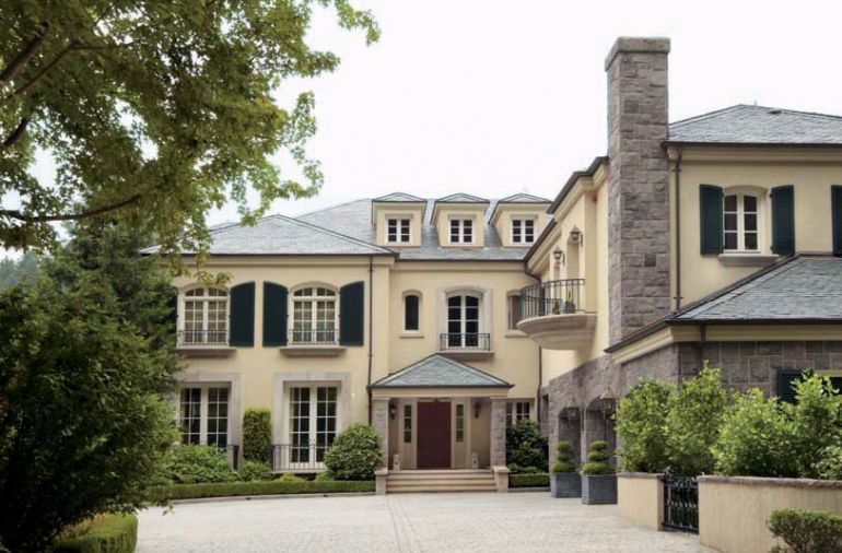 The Geary home greets visitors with understated French chateau details, like the arching of the windows and the delicate tracery of the dark green ironwork. These curves and materials are repeated throughout the garden – this isn’t a garden for just anyone, it goes only with this house.