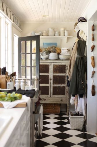 Diane purchased this antique pie safe with original paint from another dealer who found it tucked away in a barn on an Oregon farm. “We had to trim the legs slightly because of water damage,” she says. The wooden shoe form display was collected by Diane and Jay’s grandmother.