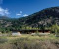 Tim Hammer of CAST Architecture wrapped the structure in fire-and-ice resistant energy-efficient, aluminum-lined windows, corten steel panels and a four-foot-high concrete skirt. The bronze-hued steel panels and pale gray concrete blend beautifully, especially in summer, with the hardscrabble landscape of stones, grasses and trees. The glossy white panels covering the interior and veranda ceilings beguilingly bring the outside in.