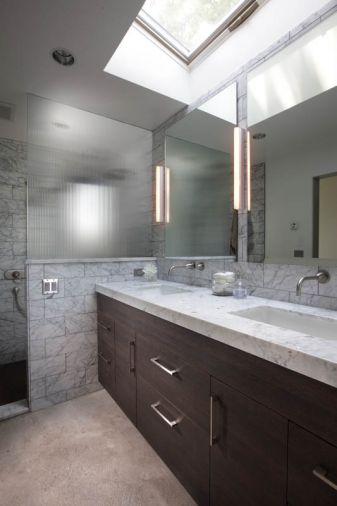 Sumner blended different and very rich materials in the bathroom as well, creating a subtle combination of elegance and functionality.