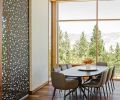 A Minotti Claydon dining table and Flavin chairs outfit the dining room, which captures sweeping mountain views.