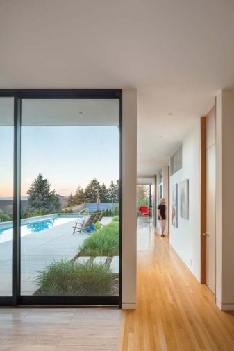 Facing the inner pool terrace, the workspaces afford great views of the outdoor living space and abundant natural light. The house, makes use of light-colored rift-cut white oak and walnut.