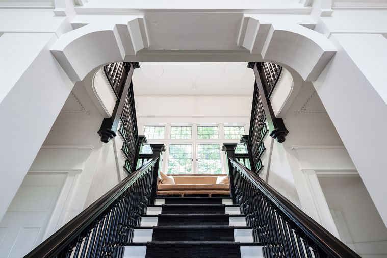 The centerpiece staircase gets a
modern treatment with black-and-white detail and a sisal runner from Contract Furnishings Mart.